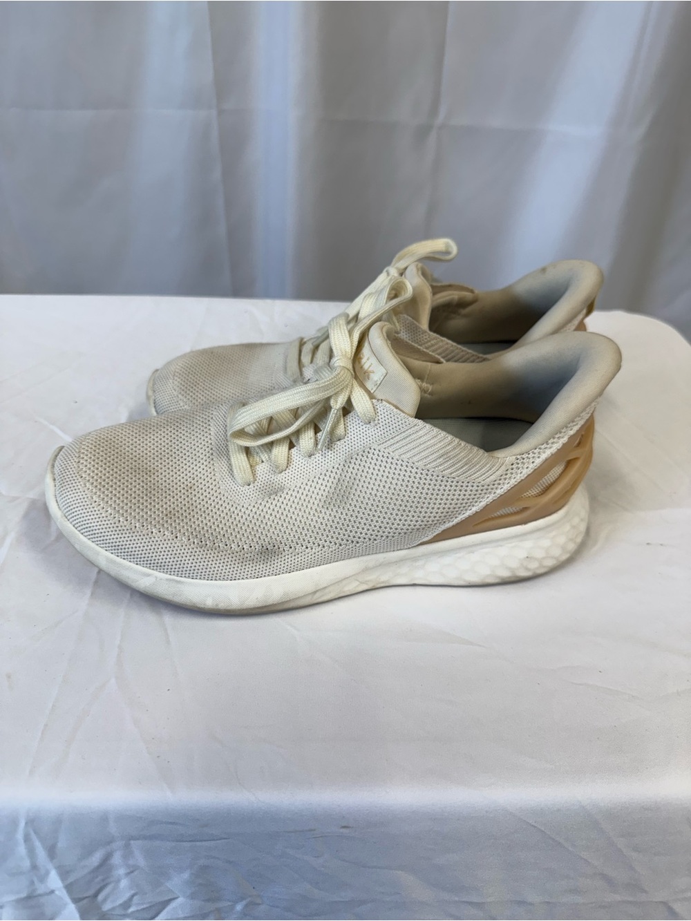 Kizik Womens 8 Athens hands-free cream sneaker slip on no laces. Needs cleaning - Picture 2 of 4